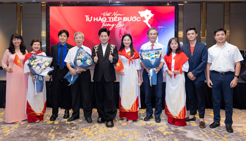 Êkip thực hiện MV &quot;Việt Nam - Tự hào tiếp bước tương lai&quot; cùng các thầy cô giáo kỳ cựu của trường Đại học Ngoại ngữ Hà Nội