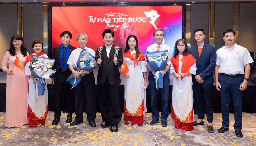 Êkip thực hiện MV "Việt Nam - Tự hào tiếp bước tương lai" cùng các thầy cô giáo kỳ cựu của trường Đại học Ngoại ngữ Hà Nội