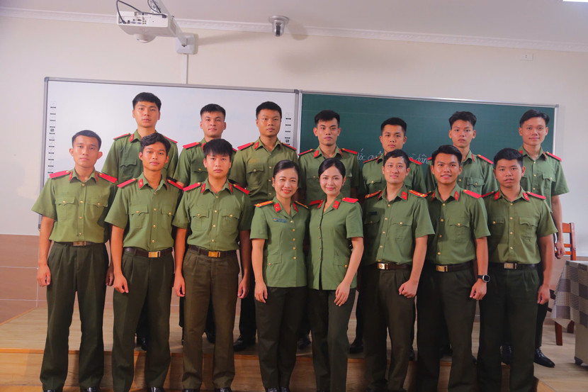 Các chiến sĩ, giảng viên, học viên của lực lượng CAND đồng hành cùng Duyên Quỳnh trong MV