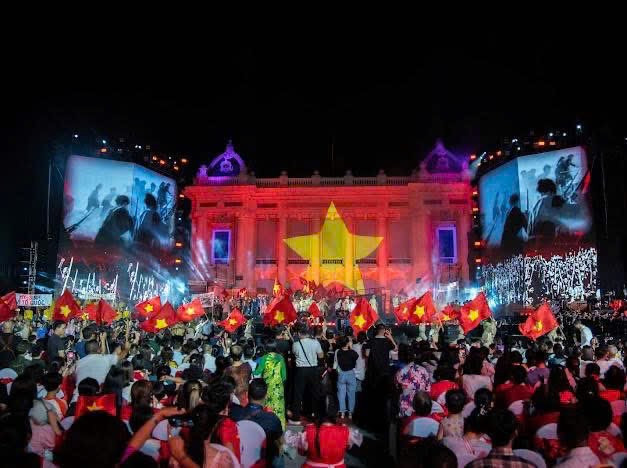 Chương trình diễn ra vào tối qua 15-8 tại Nhà hát Lớn Hà Nội gây ấn tượng mạnh với nhân dân và du khách