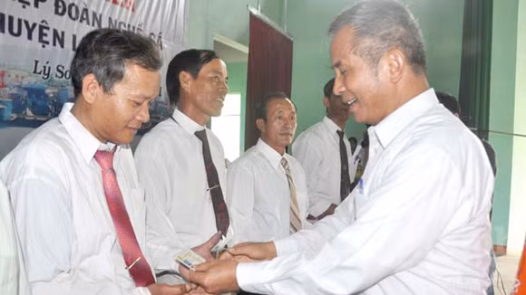 Ngư dân gắn kết bảo vệ biển đảo ảnh 1