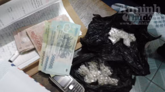 Khởi tố 2 đối tượng tàng trữ hơn 200 gói hêrôin ảnh 1