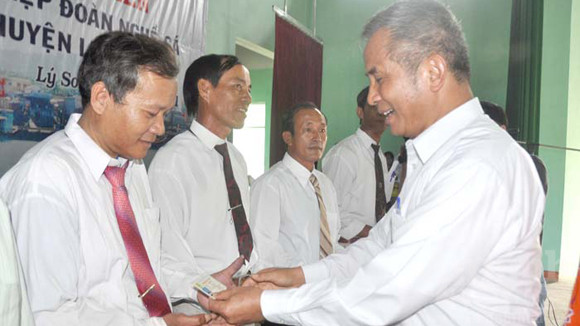 Ngư dân gắn kết bảo vệ biển đảo ảnh 1