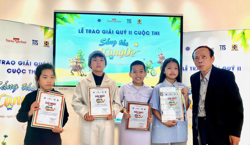 Nhà văn - nhà báo Hoàng Dự, Tổng biên tập Thời báo văn học nghệ thuật, Trưởng Ban tổ chức cuộc thi trao giải cho các tác giả nhí (Ảnh: BTC)