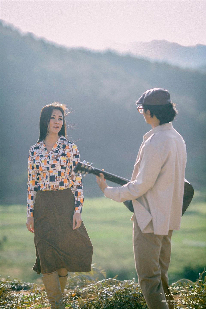 Ca sĩ Bùi Lan Hương trong vai danh ca Khánh Ly trong phim “Em và Trịnh” Ca sĩ Bùi Lan Hương trong vai danh ca Khánh Ly trong phim “Em và Trịnh”