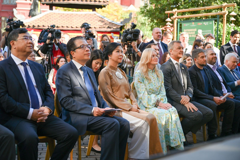 Lễ hội nằm trong khuôn khổ các hoạt động kỷ niệm 75 năm thiết lập quan hệ ngoại giao Việt - Nga, do Đại sứ quán Việt Nam tại Nga chủ trì, phối hợp với Bộ VHTT&amp;DL, Bộ Ngoại giao, kết hợp với chính quyền thành phố Moscow tổ chức. Sự kiện có sự tham gia của Phu nhân Ngô Phương Ly, Đại sứ Việt Nam tại Liên bang Nga và lãnh đạo chính quyền Mátxcơva