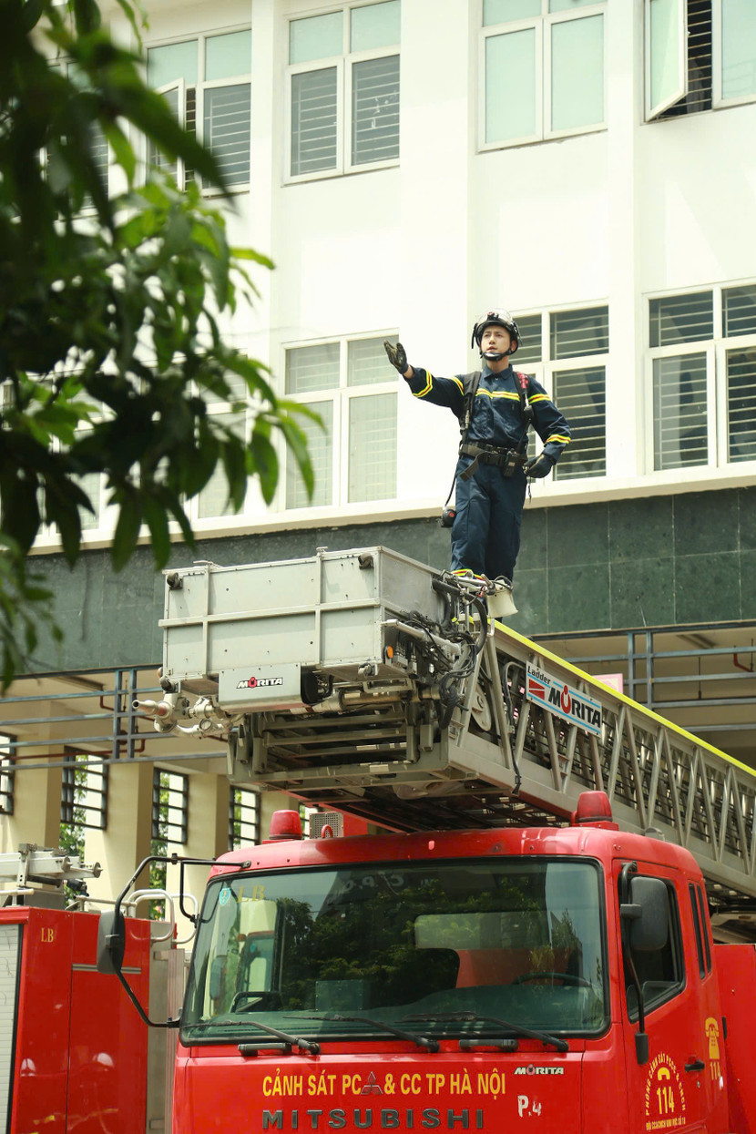 Hình ảnh các chiến sĩ Công an Hà Nội ngày đêm sẵn sàng làm nhiệm vụ giữ gìn bình yên cuộc sống với tinh thần &quot;Vì nước quên thân, vì dân phục vụ&quot;