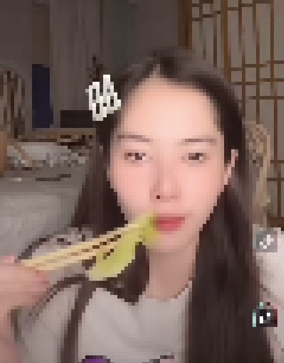 N.E thản nhiên tiếp tục "livestream" sau khi bị cơ quan chức năng xử phạt hành chính vì những phát ngôn gây hoang mang dư luận, xúc phạm danh nhân, anh hùng dân tộc