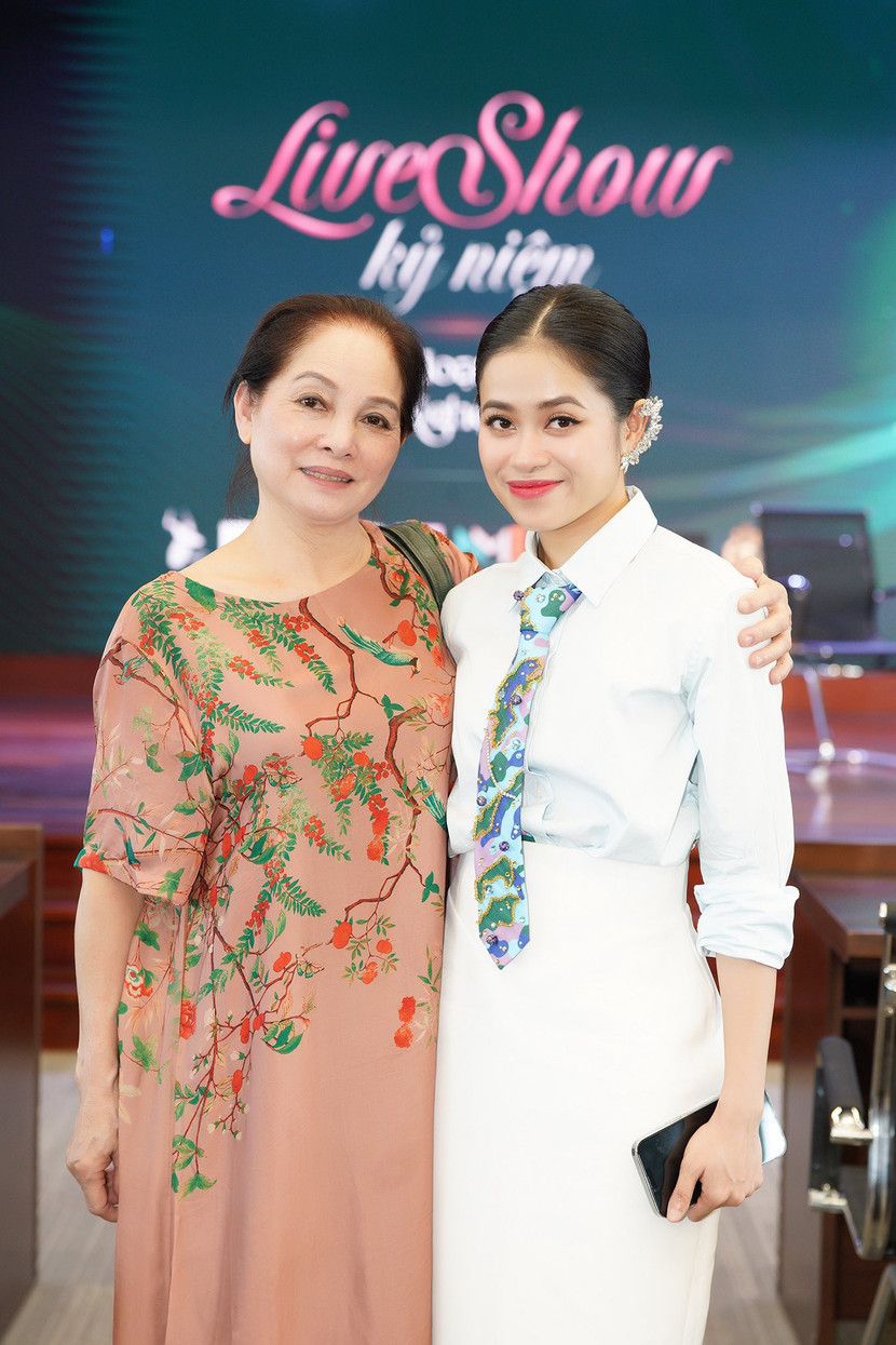 NSND Hà Thủy là một trong những người có ảnh hưởng lớn đến con đường âm nhạc của Hoàng Hồng Ngọc