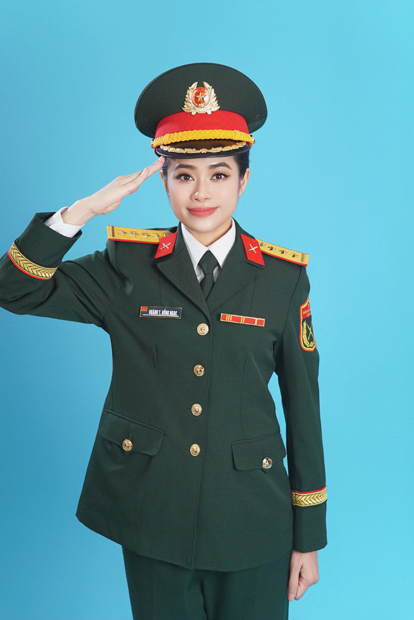 Hoàng Hồng Ngọc hiện mang quân hàm Đại úy, giữ vị trí Phó Trưởng phòng Nghệ thuật của Nhà hát Ca múa nhạc Quân đội