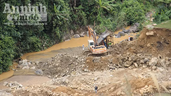 Ngang nhiên tàn phá ruộng để tìm vàng ảnh 1
