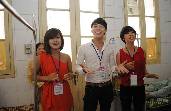 "Mang âm nhạc đến với bệnh viện" Nam tiến ảnh 1