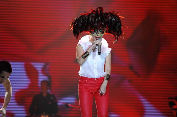 Hồng Nhung "nổi loạn" trong cũi gỗ ảnh 5