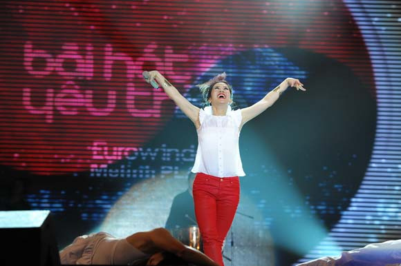 Hồng Nhung "nổi loạn" trong cũi gỗ ảnh 8