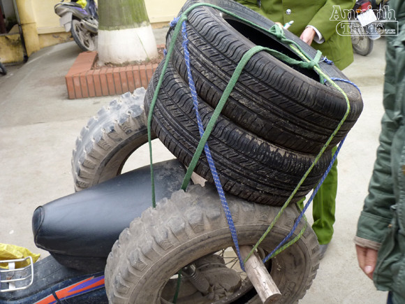 Nửa đêm, trộm lốp ô tô, bị bắt tại chỗ ảnh 2