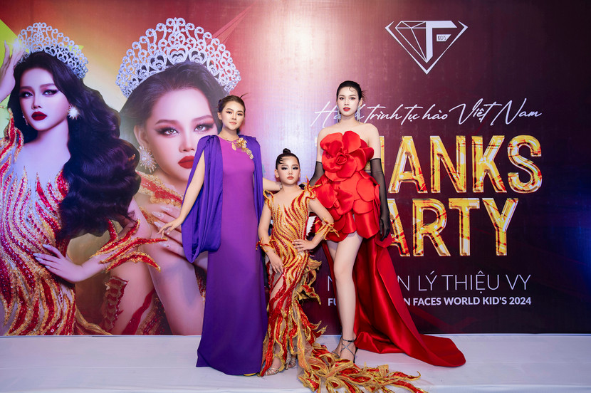 Thiệu Vy cùng nhà thiết kế Thạch Linh (bên trái) và Hoa hậu Nguyễn Thị Hà (bên phải)