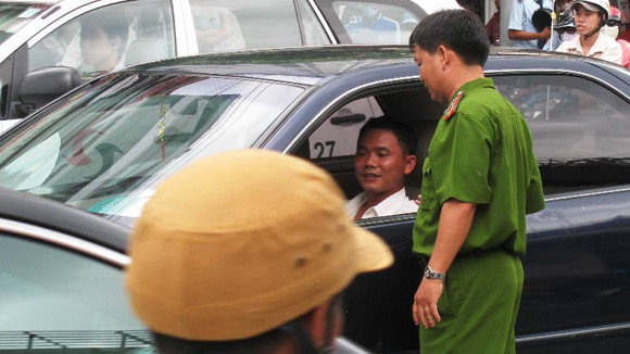 Xe công “đại náo” đường phố Sài Gòn ảnh 1