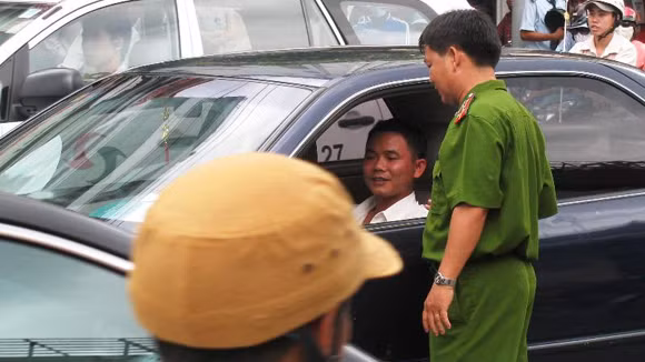 Xe công “đại náo” đường phố Sài Gòn ảnh 1