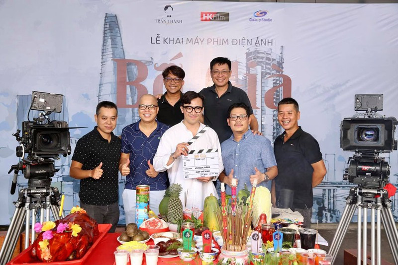 Hình ảnh được đạo diễn Vũ Ngọc Đãng chia sẻ về lễ khai máy phim điện ảnh "Bố già"