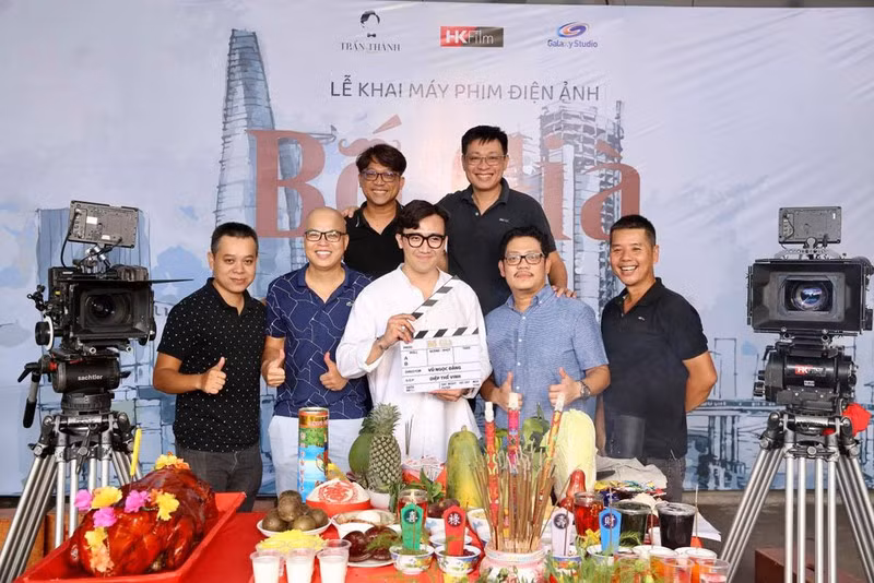 Hình ảnh được đạo diễn Vũ Ngọc Đãng chia sẻ về lễ khai máy phim điện ảnh "Bố già"