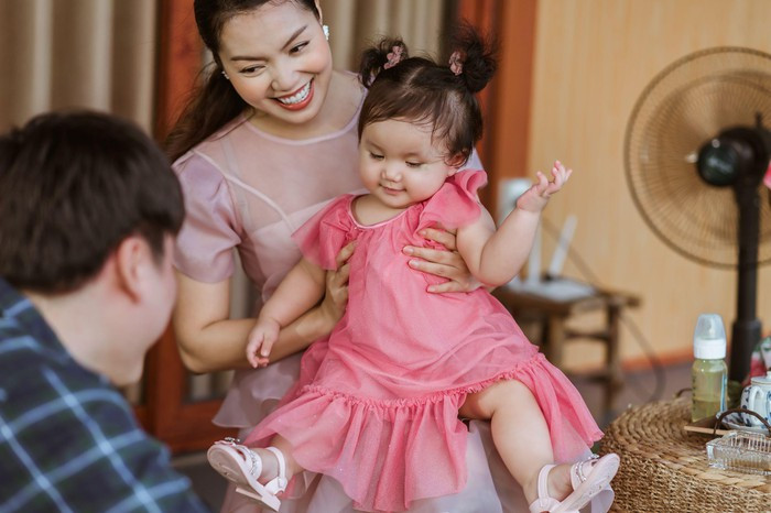 Hình ảnh sum vầy hạnh phúc của Ngọc Anh và gia đình được tái hiện trong MV "Như mẹ vẫn ru"