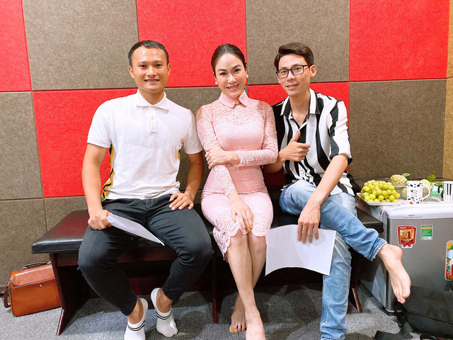 Hoa hậu Tuyết Nga cùng hai cầu thủ đội tuyển bóng đá Việt Nam tại phòng thu MV