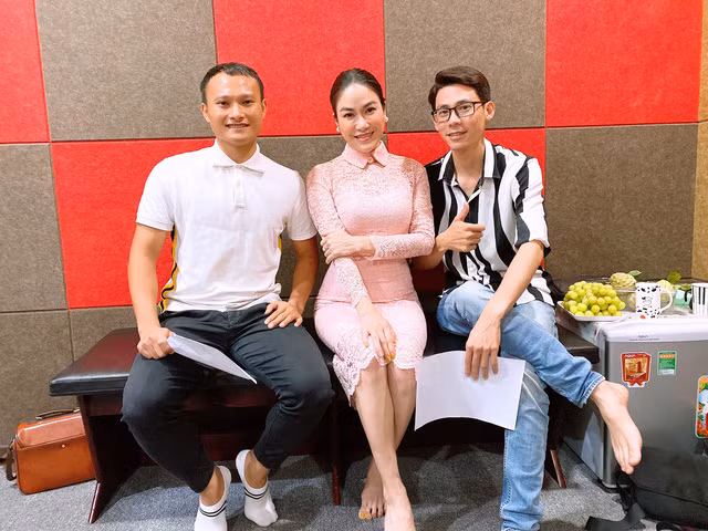 Hoa hậu Tuyết Nga cùng hai cầu thủ đội tuyển bóng đá Việt Nam tại phòng thu MV