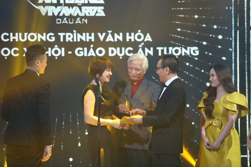 Đại diện êkip sản xuất chương trình "Quán thanh xuân" Đại diện êkip sản xuất chương trình "Quán thanh xuân"