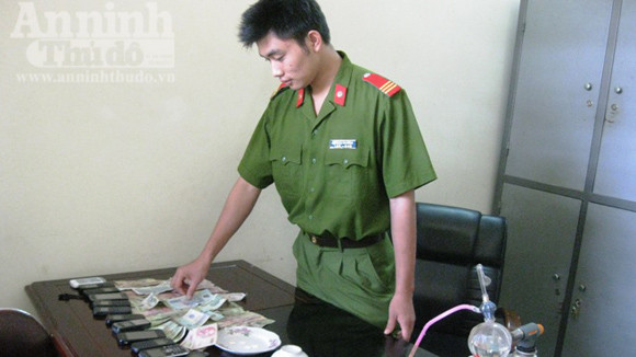 Khởi tố 9 đối tượng tàng trữ ma túy và đánh bạc ảnh 1