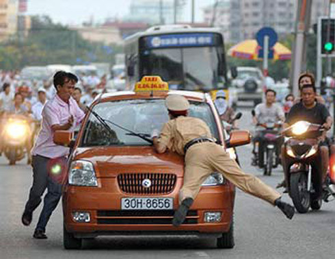 Liều lĩnh chống đối Công an đang làm nhiệm vụ ảnh 4