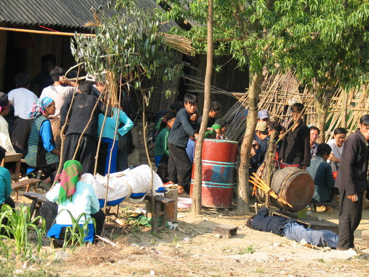 Cuộc chiến với hủ tục giữ thi thể chờ "ngày đẹp" mới chôn ảnh 1