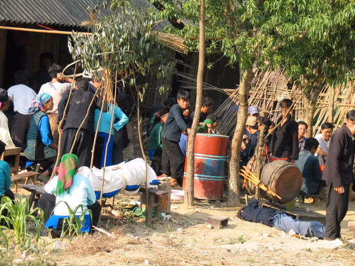 Cuộc chiến với hủ tục giữ thi thể chờ "ngày đẹp" mới chôn ảnh 1