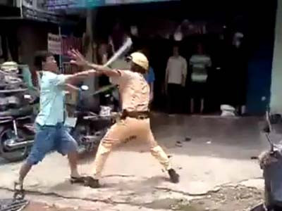 Liều lĩnh chống đối Công an đang làm nhiệm vụ ảnh 3