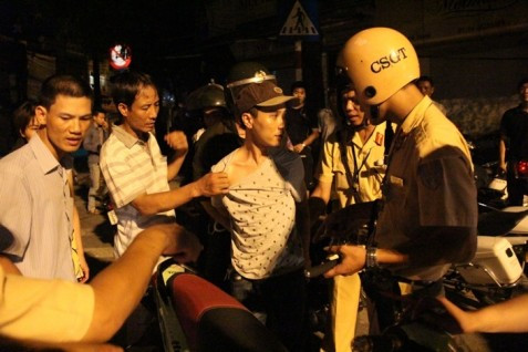 Liều lĩnh chống đối Công an đang làm nhiệm vụ ảnh 2