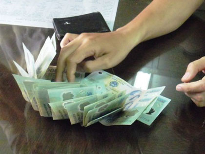 Phó phòng Ngoại vụ bị bắt quả tang khi đang nhận tiền hối lộ ảnh 1