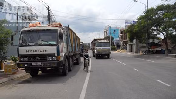 Xe tải nối đuôi nhau dừng đỗ trên phố "né" CSGT ảnh 1