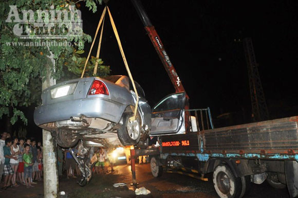 Tự đâm cột điện, tài xế ô tô tử vong ảnh 3