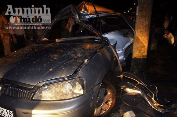 Tự đâm cột điện, tài xế ô tô tử vong ảnh 2