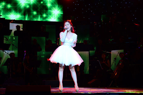 Hương Tràm òa khóc nhận giải Nghệ sĩ mới của năm ảnh 6