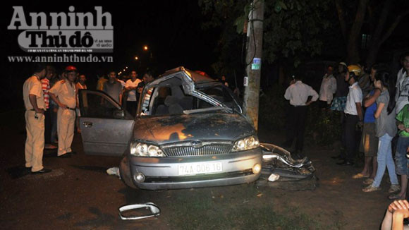 Tự đâm cột điện, tài xế ô tô tử vong ảnh 1