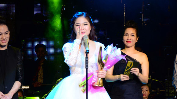 Hương Tràm òa khóc nhận giải Nghệ sĩ mới của năm ảnh 3