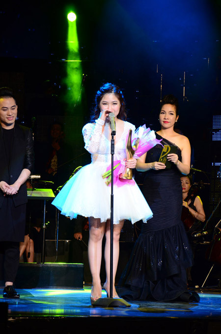 Hương Tràm òa khóc nhận giải Nghệ sĩ mới của năm ảnh 1