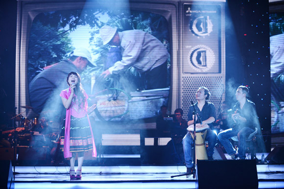 Hương Tràm nhẹ nhàng, sâu lắng trên sân khấu Bài hát yêu thích ảnh 3