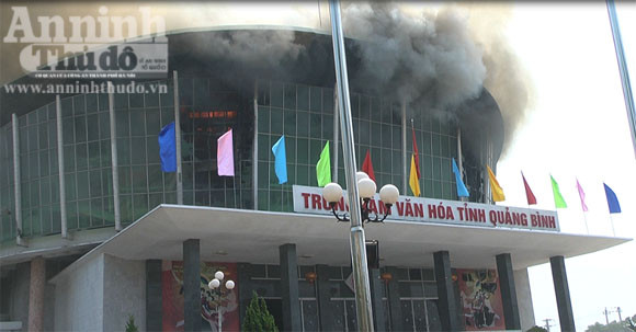 Cháy lớn tại Trung tâm văn hóa tỉnh Quảng Bình ảnh 1