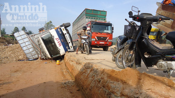 Xe chở dăm lật úp xuống hố công trình ảnh 1