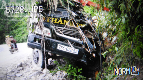 Mất lái, ô tô lao thẳng vào núi làm 2 người tử vong ảnh 1