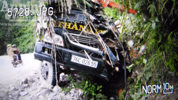 Mất lái, ô tô lao thẳng vào núi làm 2 người tử vong ảnh 1