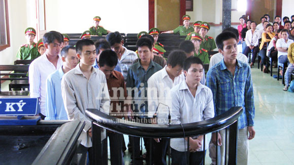 Truy tố ổ nhóm chuyên trộm xe mô-tô và...bò ảnh 1