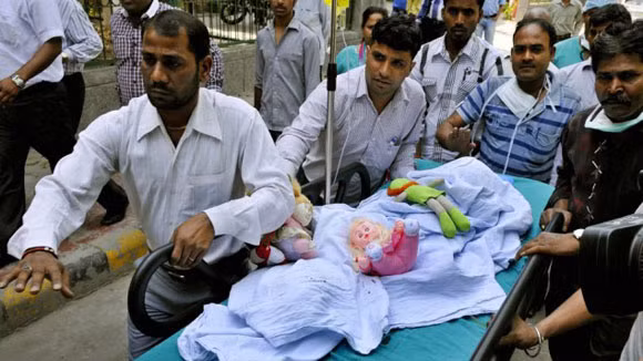 Độc ác nhét nhiều đồ vật vào bộ phận sinh dục bé gái ảnh 1