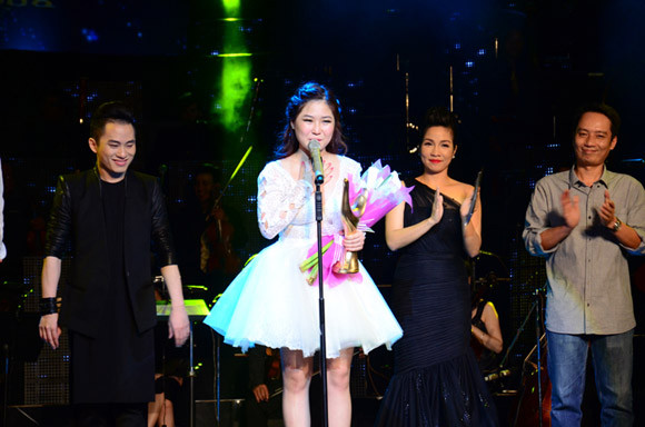 Hương Tràm òa khóc nhận giải Nghệ sĩ mới của năm ảnh 5